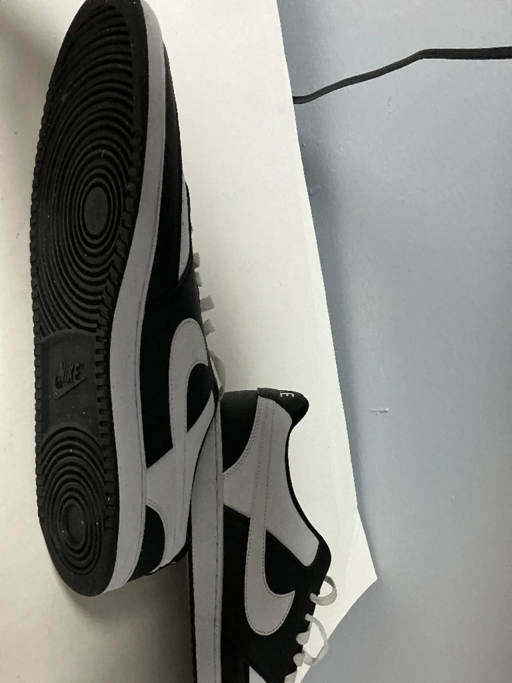 Nike listing pair
